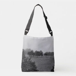 Mooie bomen en natuur in mist crossbody tas