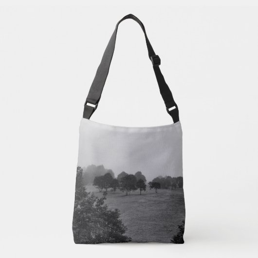 Mooie bomen en natuur in mist crossbody tas (Voorkant)