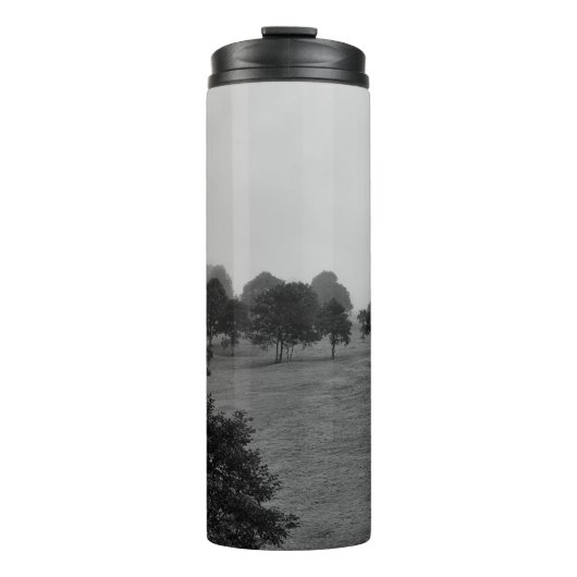 Mooie bomen en natuur in mist thermosbeker (Voorkant)