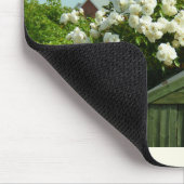 Mooie boog van witte rozen muismat (Hoek)