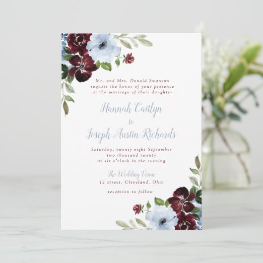 Mooie bordeaux stoffige blauwe bloemenbruiloft kaart (Staand voorkant)
