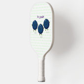 Mooie bosbessen paarse illustratie van de cartoon pickleball paddle (Links)