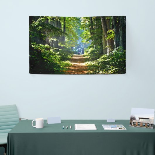 Mooie bosweg in de zomer spandoek (Beurs)