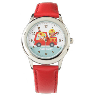 Mooie brandweerjongen in rode brandweerwagen voor  horloge