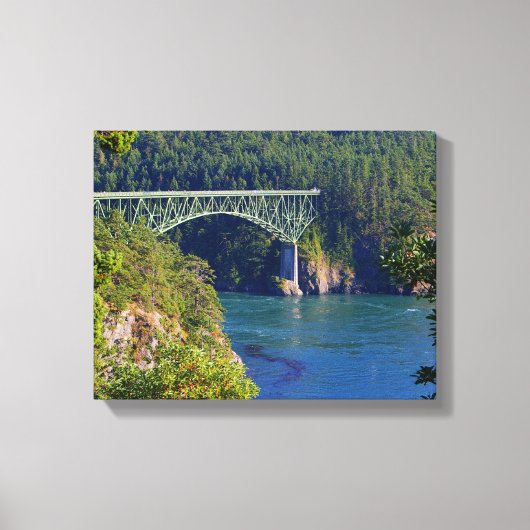 Mooie brug, blauwe oceaan en groene bomen, canvas afdruk (Voorkant)