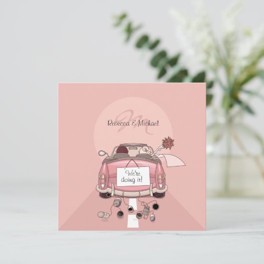 Mooie bruid & bruidegom roze vluchtauto uitnodigin kaart (Staand voorkant)