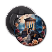 Mooie bruid & bruidegom Staand bij het Zee Button Flesopener (Voorkant)