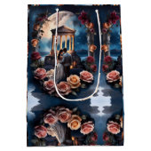 Mooie bruid & bruidegom Staand bij het Zee Medium Cadeauzakje (Achterkant)