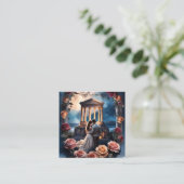 Mooie bruid en bruidegom staande aan de zee informatiekaartje (Staand voorkant)