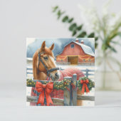 Mooie bruine paard op een feestelijke schuur met K Feestdagenkaart (Staand voorkant)