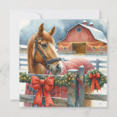 Mooie bruine paard op een feestelijke schuur met K Feestdagenkaart (Voorkant)