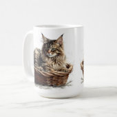 MOOIE BRUINE TABBY MAINE COON KAT IN MAND KOFFIEMOK (Voorkant links)