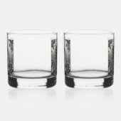 Mooie brunette vrouw in wijnstokken tekening whisky glas (Rechts)