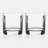 Mooie brunette vrouw in wijnstokken tekening whisky glas (Links)