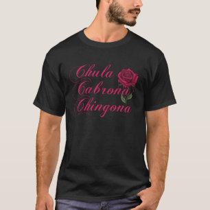 Mooie brutale pittige Mexicaanse vrouw met rode ro T-shirt