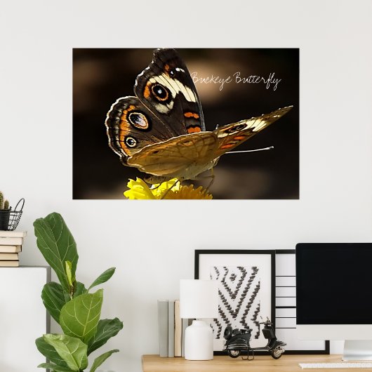 Mooie Buckeye Butterfly op een gele ventilator Poster (Thuiskantoor)