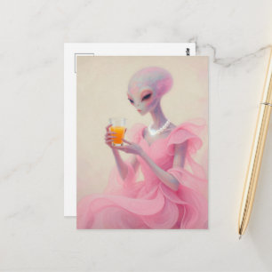 Mooie buitenaardse dame in roze met sinaasappelsap briefkaart