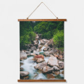 Mooie cascading rivier in het voorjaar hangend wandkleed (Voorkant)