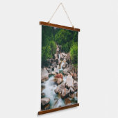 Mooie cascading rivier in het voorjaar hangend wandkleed (Gebogen)