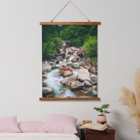 Mooie cascading rivier in het voorjaar hangend wandkleed (Slaapkamer)