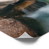 Mooie cascading rivier in het voorjaar poster (Hoek)