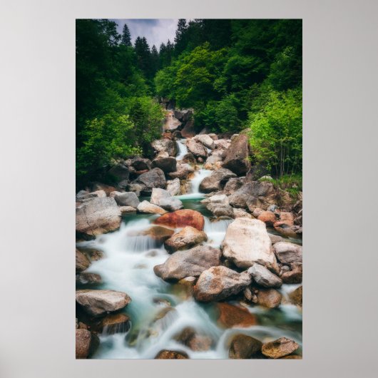 Mooie cascading rivier in het voorjaar poster (Voorkant)