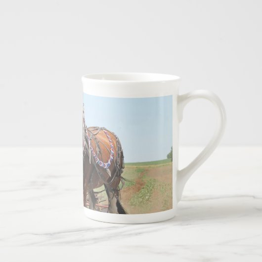 Mooie clydesdale paarden ploegen porselein kop (Rechts)