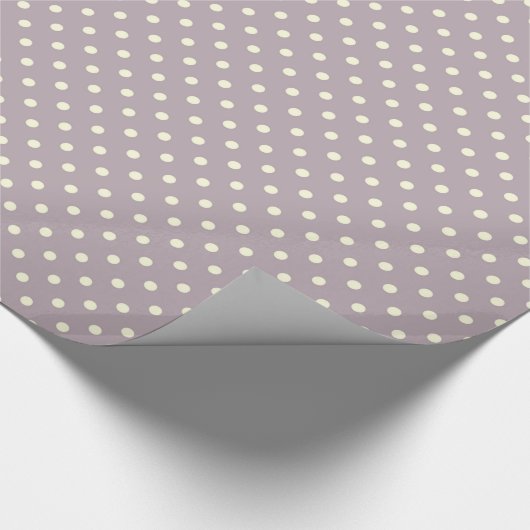 Mooie crèmekleurige stippen op pastelpaars cadeaupapier (Hoek)