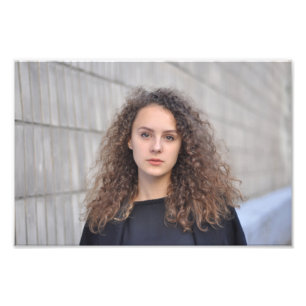 Mooie Curly Haired Vrouw in Zwart Shirt Foto Afdruk