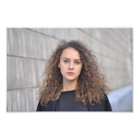 Mooie Curly Haired Vrouw in Zwart Shirt Foto Afdruk (Voorkant)