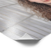 Mooie Curly Haired Vrouw in Zwart Shirt Foto Afdruk (Hoek)