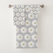 Mooie Daisy Flower Pattern on Light Grey Bad Handdoek (Insitu)