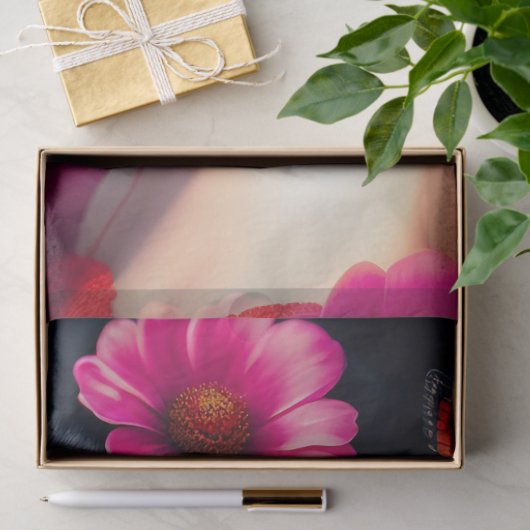 Mooie  dame in rode ontkoppeling tissuepapier (Geschenk)