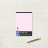 Mooie dame met glinsterende blauwe jurk mode post-it® notes (Op bureau)