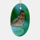 Mooie Danaus Plexippus Butterfly op Leaf. Keramisch Ornament (Rechts)