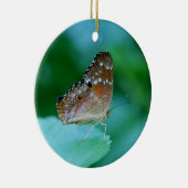 Mooie Danaus Plexippus Vlinder op Blad. Keramisch Ornament (Rechts)