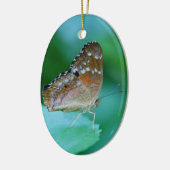 Mooie Danaus Plexippus vlinder op blad. Keramisch Ornament (Links)