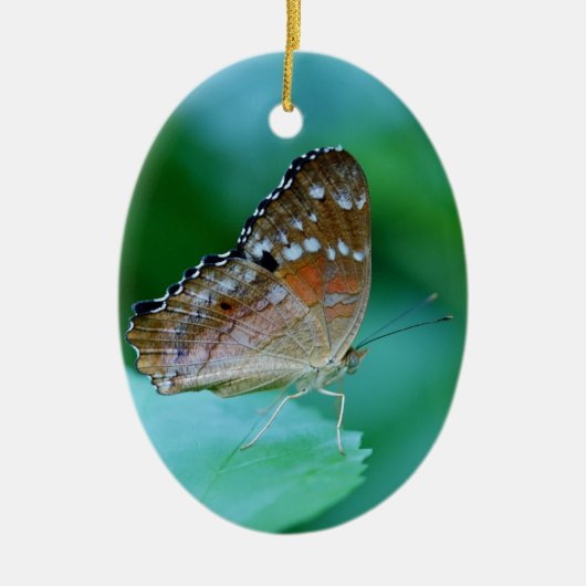 Mooie Danaus Plexippus vlinder op blad. Keramisch Ornament (Voorkant)