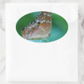 Mooie Danaus Plexippus Vlinder op Blad. Ovale Sticker (Tas)