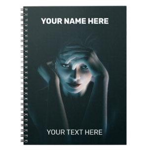 Mooie denkende vrouw. Aanpasbare tekst op Notitieboek