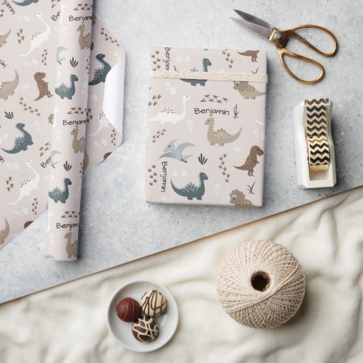 Mooie dinosaurus voetafdrukken & aangepaste naam b cadeaupapier (Crafts)