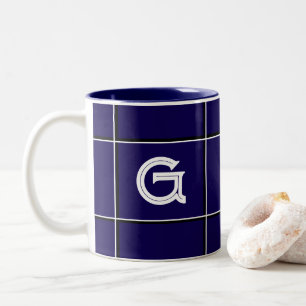 Mooie donkerblauwe decoratieve initiële vierkante tweekleurige koffiemok
