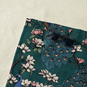 Mooie Donkere Blauwgroen Pauw en Magnolia Bloemen Strandlaken