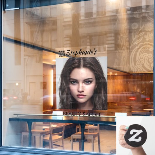 Mooie donkere haren meisje schoonheidssalon met QR Raamsticker (Cafe Raam)