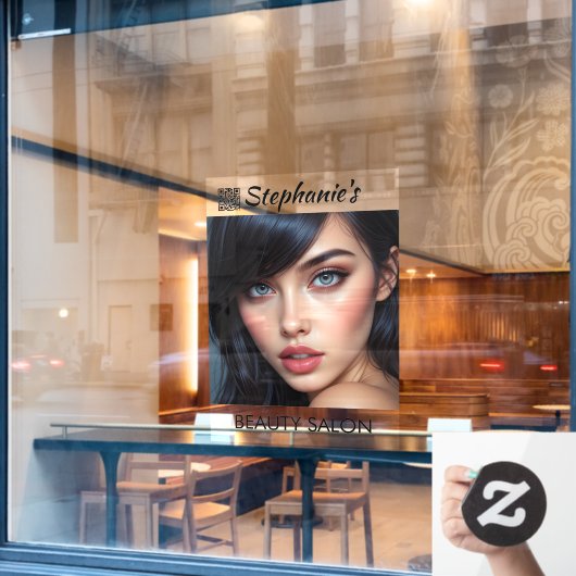 Mooie Donkerharige Meisjesschoonheidssalon Met QR- Raamsticker (Cafe Raam)