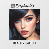 Mooie Donkerharige Meisjesschoonheidssalon Met QR- Raamsticker (Vel)