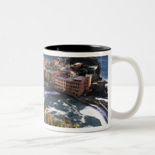 Mooie dorp Vernazza in de Cinque Tweekleurige Koffiemok