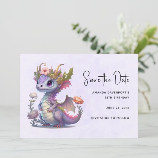 Mooie draak met elegante kroon save the date (Staand voorkant)