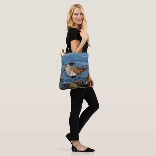 Mooie Dunlin Sandpiper Goes Solo op het strand Tote Bag (Op model)