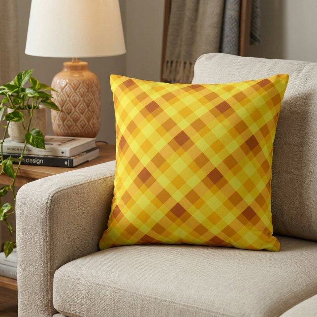 Mooie eigeelgele karodekussensloop kussen (Cute Egg Yolk Yellow Plaid Throw Pillow on a sofa in a living room.)